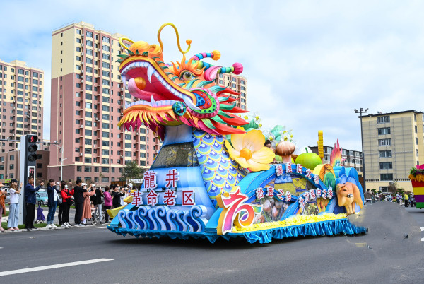 延边朝鲜族自治州龙井市花车。中国吉林网供图  华龙网发