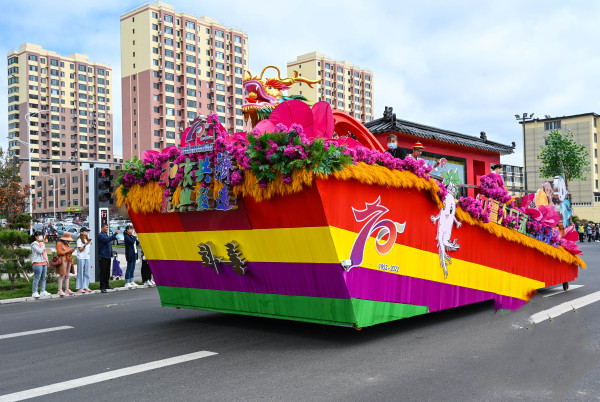 延边朝鲜族自治州和龙市花车。中国吉林网供图  华龙网发