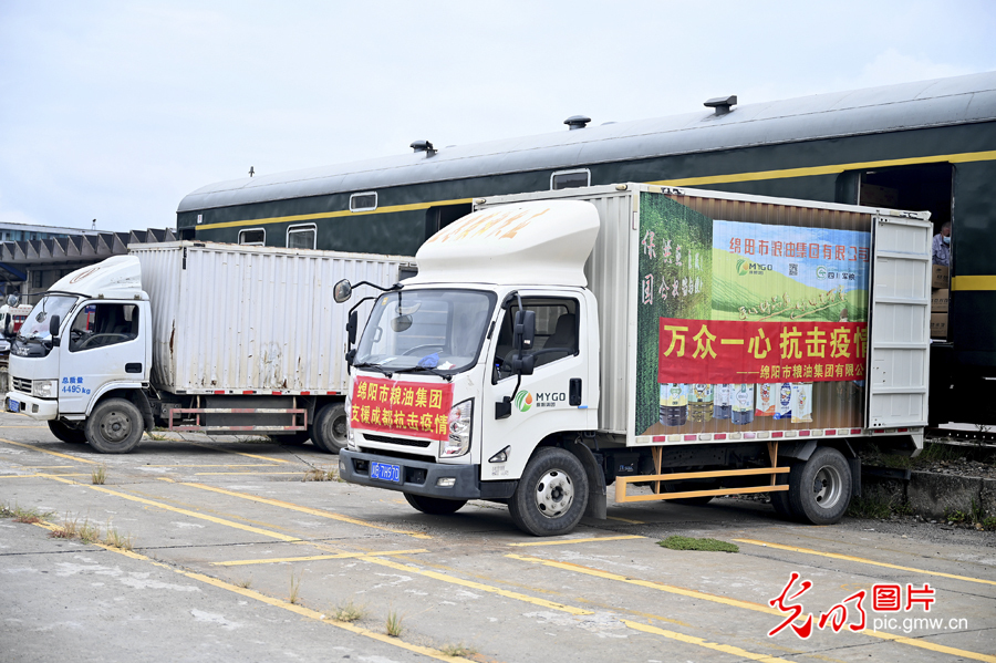 绵阳地区首批通过铁路援蓉生活物资启运