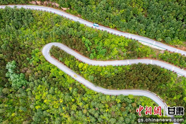 图为成县农村公路在青山中环绕，美丽如画。陈争强 摄