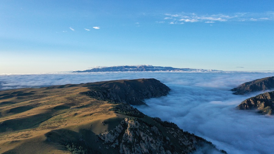 甘肃山丹马场：峡谷云雾似仙境。 王超摄