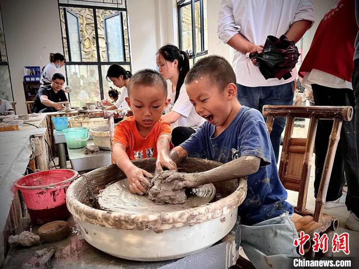 图为游客体验牙舟陶制作。　周燕玲 摄