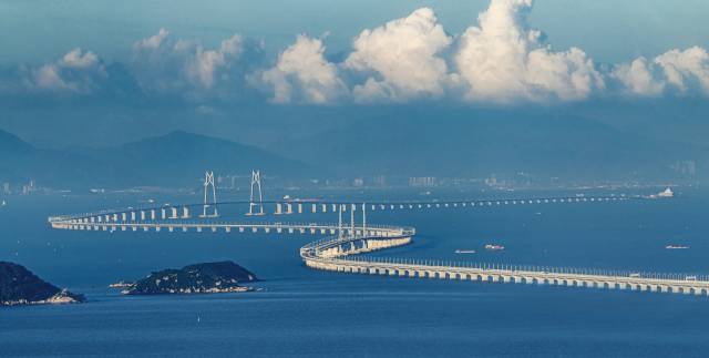 广东举全省之力推进粤港澳大湾区、深圳中国特色社会主义先行示范区建设。图为2018年10月24日通车的港珠澳大桥