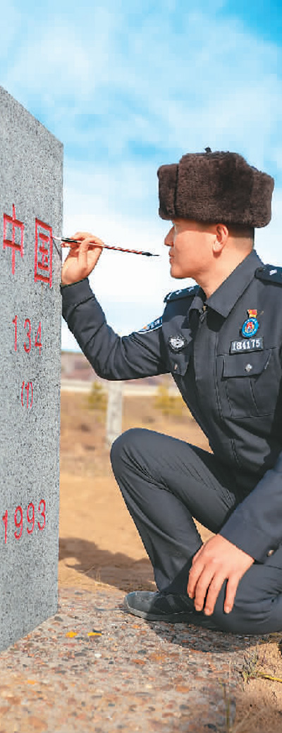 洛古河夫妻警务室民警为界碑描红。孙铂程摄