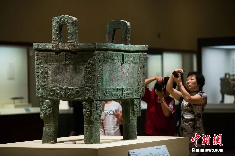 1928年殷墟正式开始考古发掘，出土了大量的青铜器，系统地展现了中国商代晚期辉煌灿烂的青铜文明。图为中国国家博物馆新馆国宝之司母戊鼎。图片来源：视觉中国