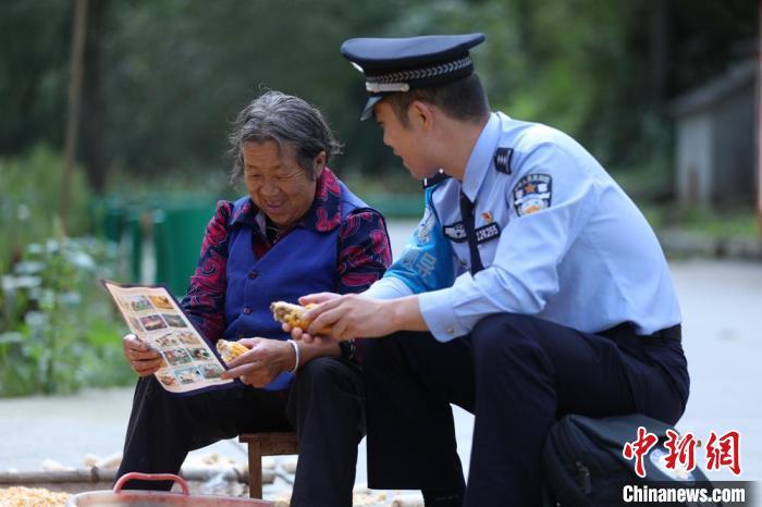 图为民警背警务小包给民众宣讲政策。(资料图) 甘肃省公安厅供图</p>
<p>