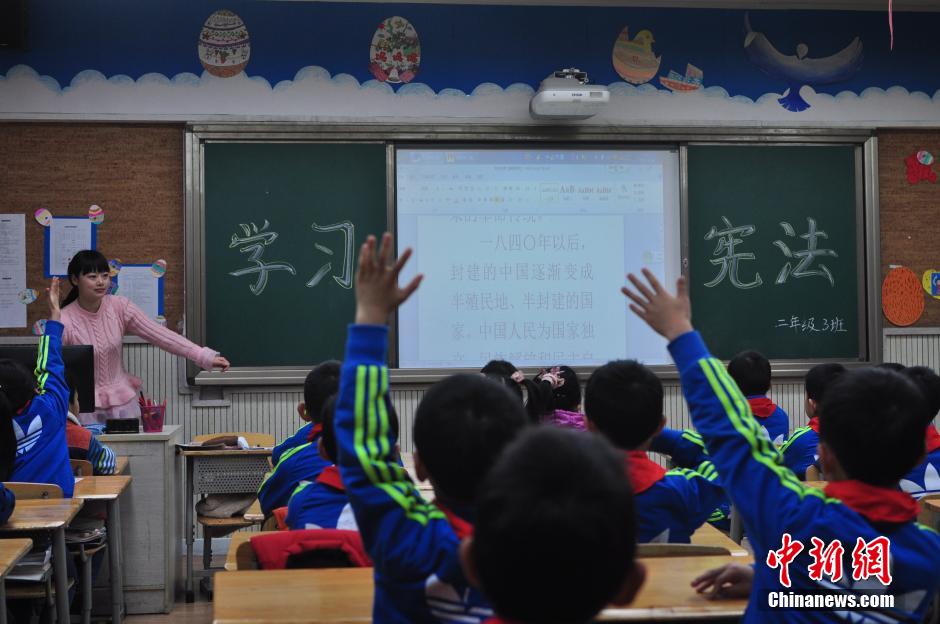 资料图：成都一小学学习宪法宣誓活动现场。 <a target='_blank'  data-cke-saved-href='/' href='/'>中新社</a>发 钟欣 摄