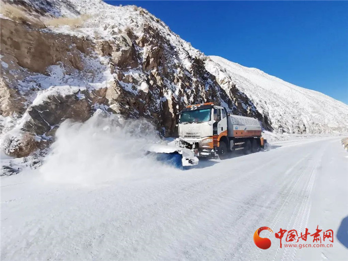 甘肃省大部分地区迎降雪天气 交通系统积极除雪保畅通