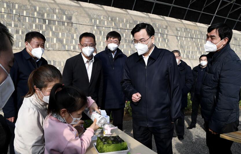 胡昌升在酒泉嘉峪关调研时强调 用足用好资源优势 培育壮大特色产业 让茫茫戈壁源源不断迸发生机与活力