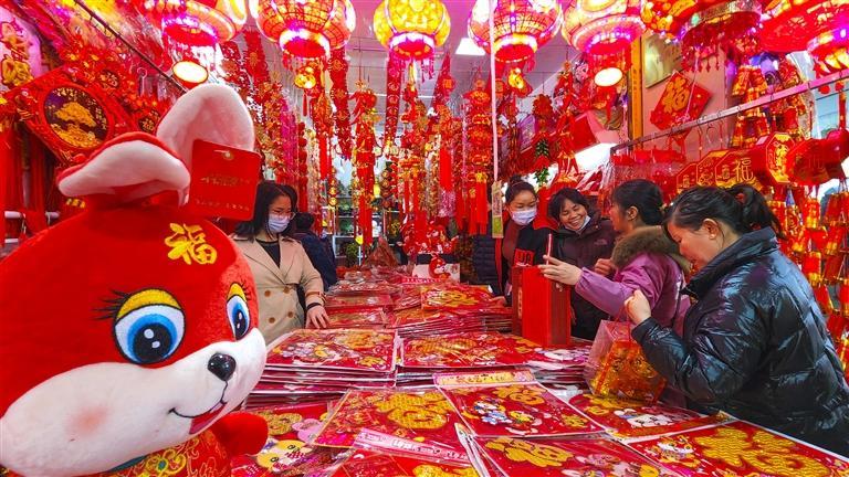 置办年货擦亮眼 团圆聚餐要注意