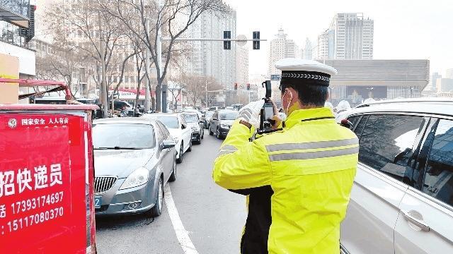 规范停车秩序缓解拥堵 兰州公安交警开展节前道路交通秩序整治