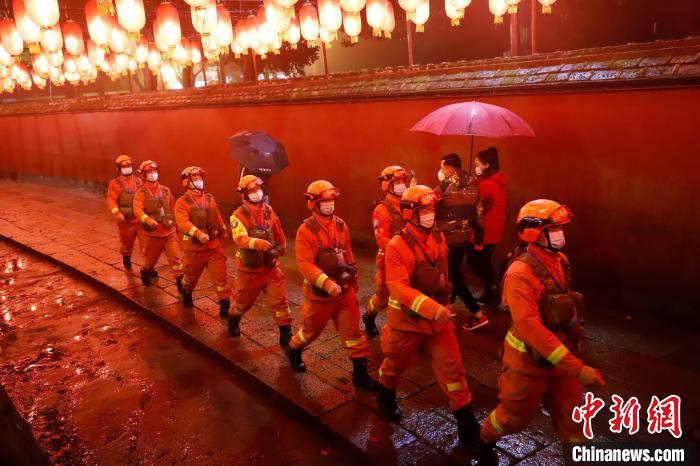 在鼓山风景区涌泉寺里，身穿“橙红”救援服的森林消防员正在执勤。　安海鹏 　摄