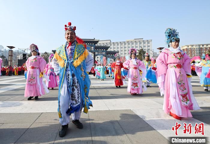 市民在进行秧歌表演 张瑶 摄