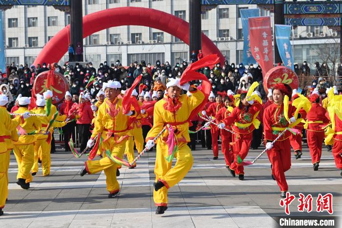 市民在进行秧歌表演 张瑶 摄