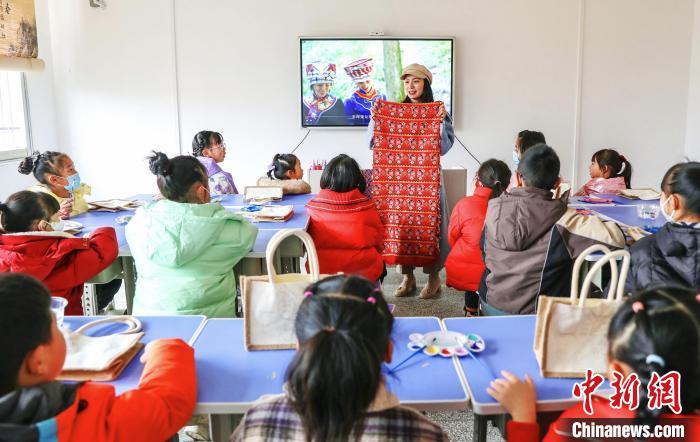 孩子们跟着传承人认识西兰卡普传统图案 梅珂 摄