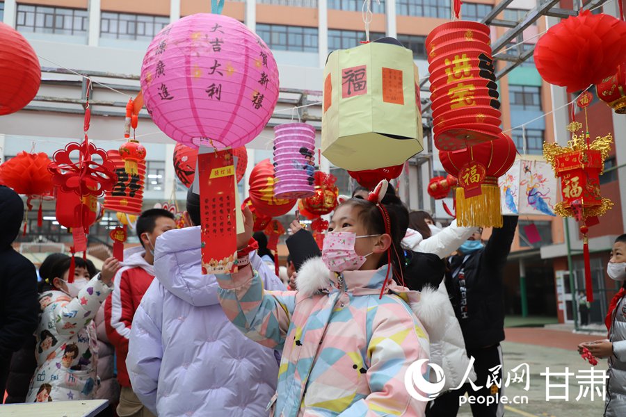 参与猜灯谜活动的孩子们。人民网 黄帆摄