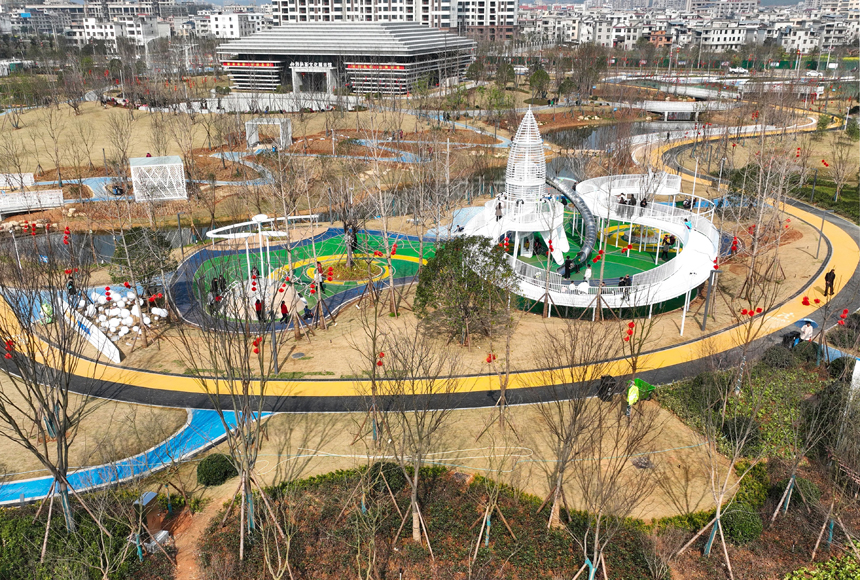 遂川县茶香公园，树木、湖景、休闲游乐设施和城市相映成趣。李书哲摄