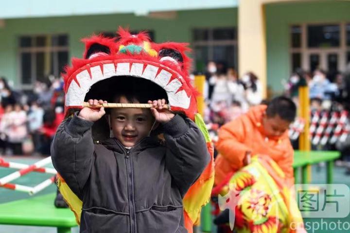 2月21日农历二月初二，甘肃兰州，小朋友戴“狮子”头套，准备体验“舞狮”表演。当日，甘肃省妇联保育院举行“二月二 龙抬头”亲子民俗体验活动。 中新社记者 九美旦增 摄