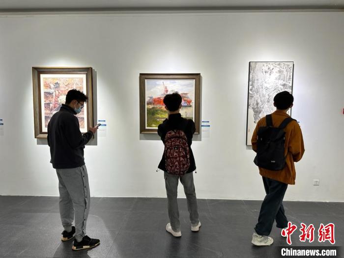 展览现场，观众在欣赏艺术作品。　王坚 摄