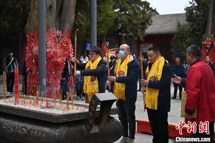 在甘肃天水市伏羲庙内，参祭者双手持香，祭拜人文始祖伏羲。　李亚龙 摄