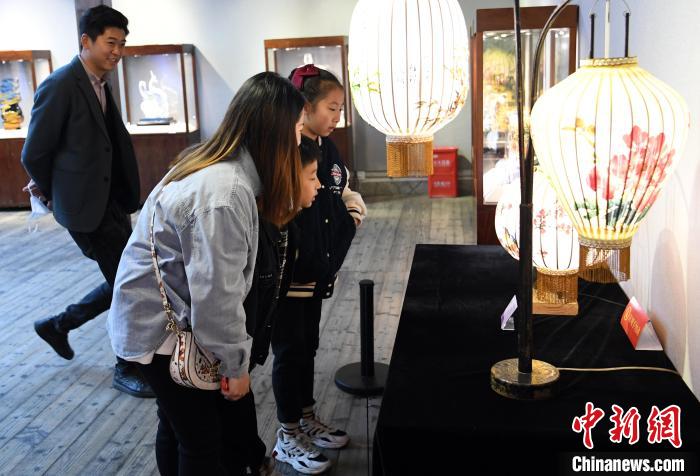 闽台女艺术家作品邀请展吸引观众观展。　记者 刘可耕 摄