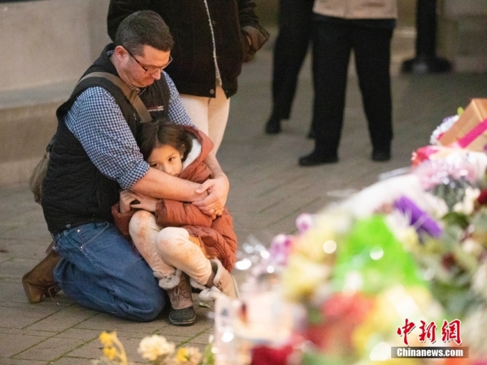 当地时间1月27日，民众在美国加利福尼亚州半月湾市举行的守夜活动中悼念枪击事件遇难者。1月23日下午，半月湾市发生枪击事件，造成7人死亡、1人受伤。<a target='_blank'  data-cke-saved-href='/' href='/'>中新社</a>记者 刘关关 摄