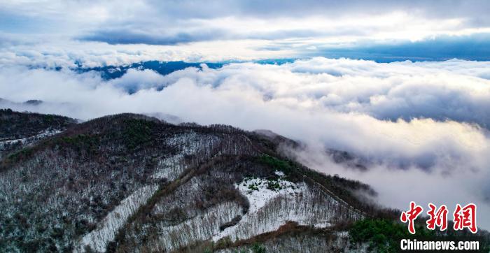 甘肃清水：春雪缀山峦云海绘仙境