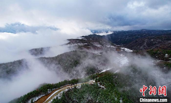 图为清水县春雪浅缀初春的山峦，云海随着山势潜入舒卷，时而汇聚成海，时而化为云烟。　王永强 摄