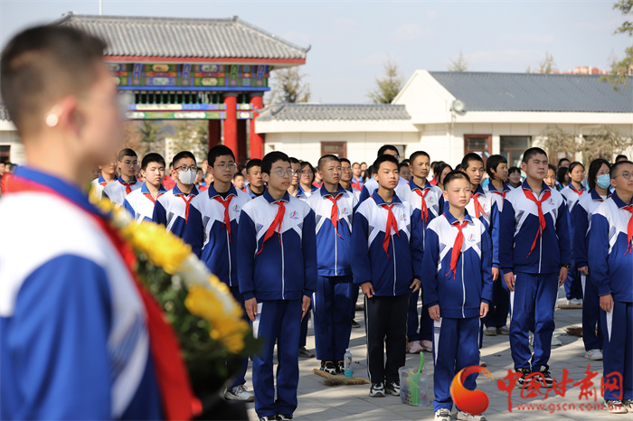 【网络中国节·清明】平凉中学师生清明节前祭英烈 