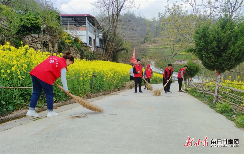 环境整治“红马甲”在行动   马珍妮 摄.jpg