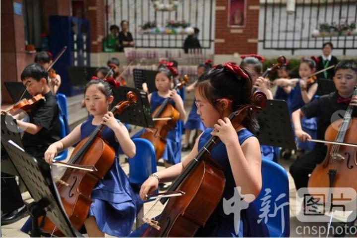 图为活动现场学生进行乐器演奏。 中新社记者 李亚龙 摄