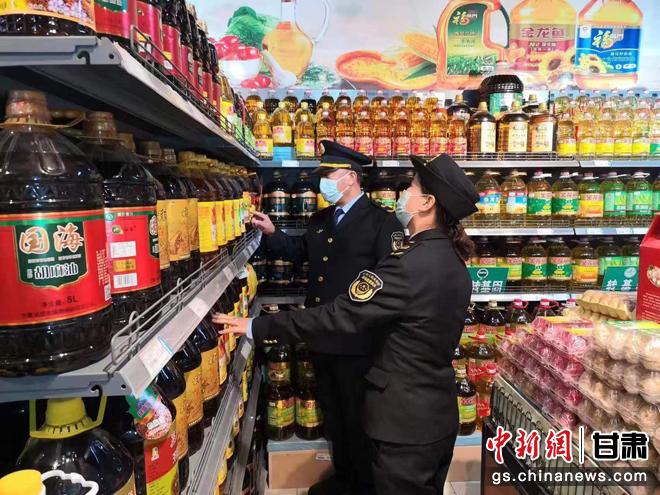 图为白银市市场监管工作人员检查食品安全。