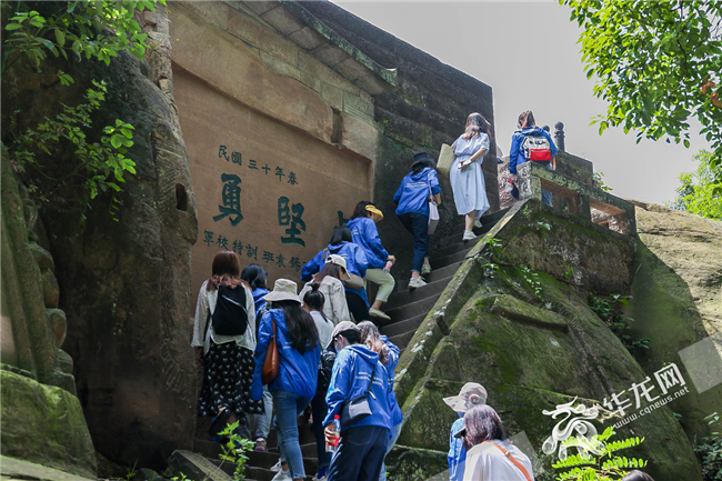 记者们登上钓鱼城、走进范家堰，鸟瞰山水合川，在真实的历史场景中，感受文物古迹的魅力。华龙网-新重庆客户端 黄欢 摄