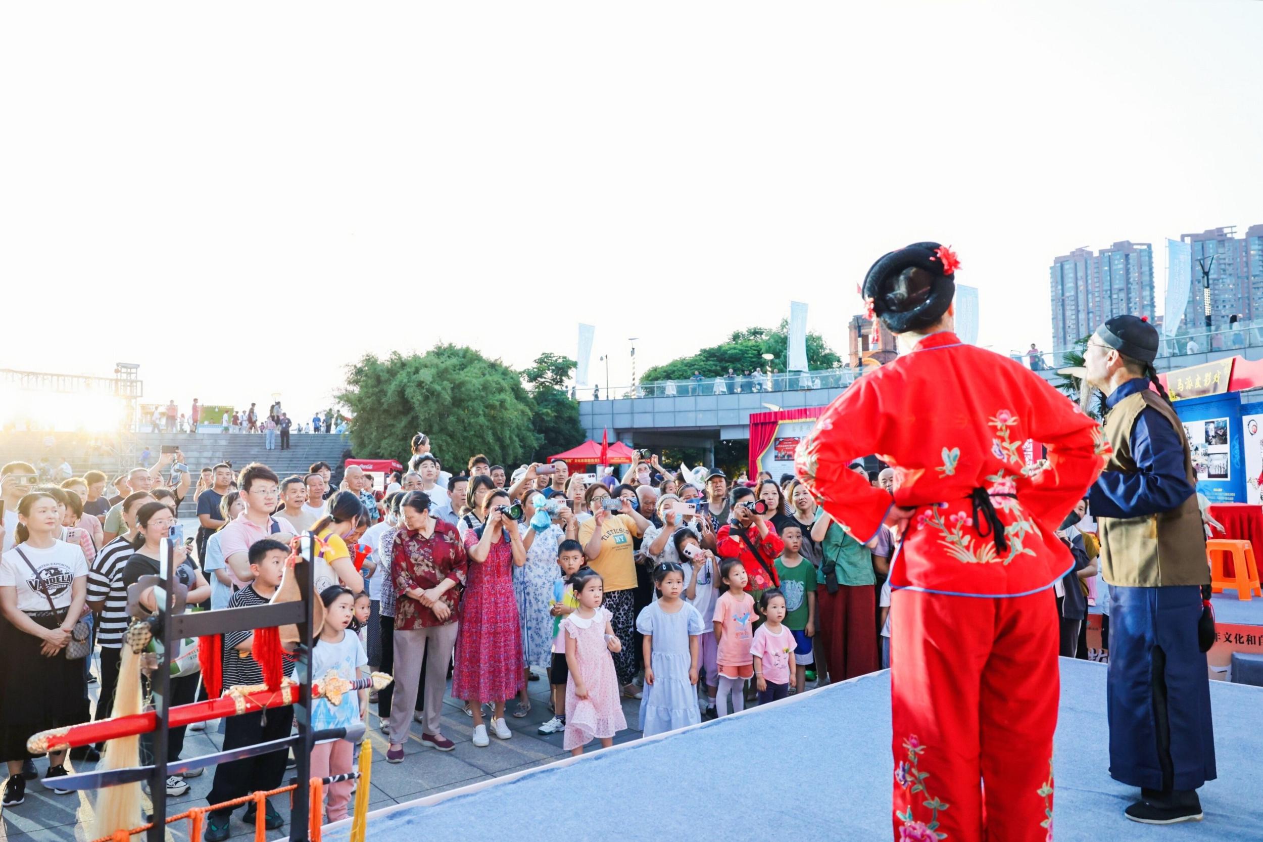 市民驻足观看非遗演出。芜湖市委宣传部供图