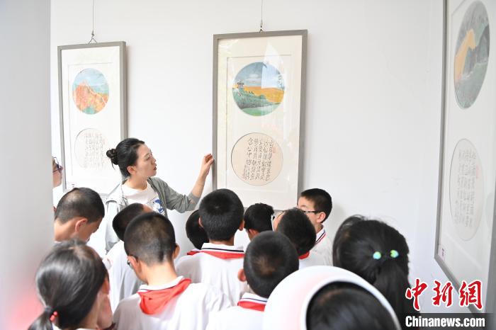 图为定西市安定区西关小学学生参观展览。　九美旦增 摄