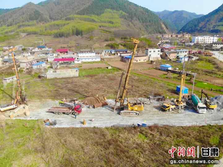 图为天陇铁路白家河特大桥首开工点26根桩基全部浇筑完成。朱红洲 摄