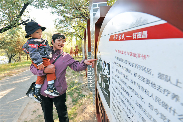 嘉峪关市纪委监委通过实施“政治铸廉、教育促廉、文化育廉、阵地助廉、监督固廉”等“五廉”行动，深入推进新时代廉洁文化建设。图为市民在迎宾湖丝路廉洁文化主题公园“勤廉楷模墙”接受廉洁文化教育。.jpg