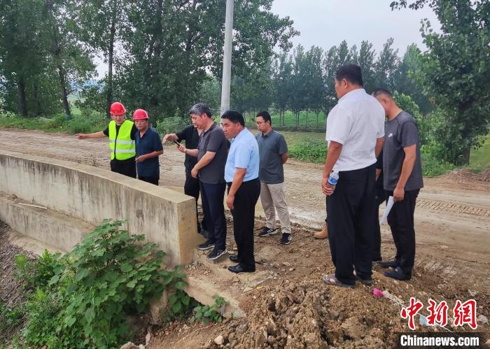 台儿庄区防指办在该区一处排涝站拆除重建施工现场查看防汛准备情况。　贾礼章 摄