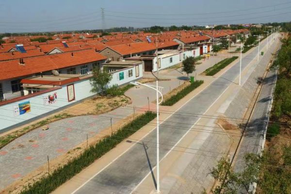 后仙庄村整治后道路整洁，住房整齐划一