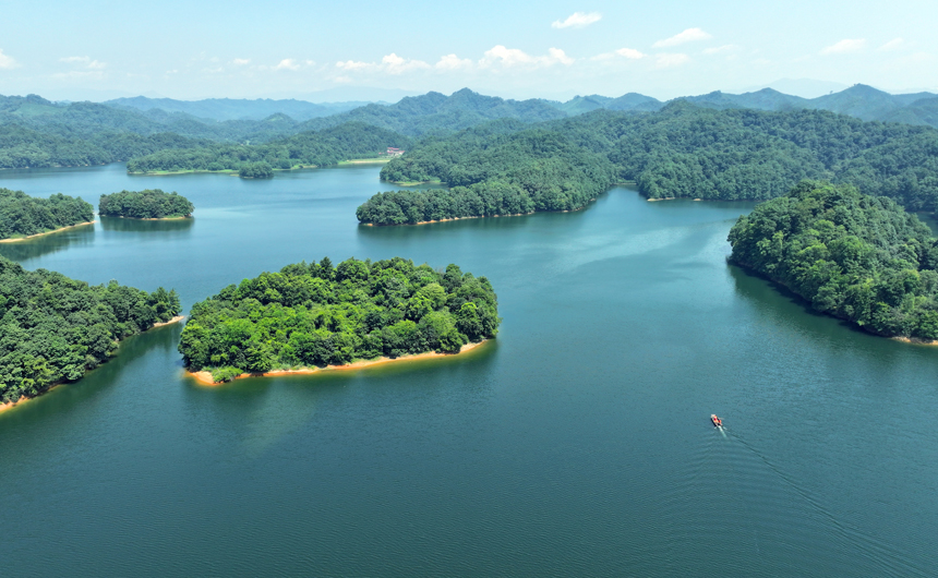 航拍渊明湖国家级水利风景区，巡湖船只与旖旎湖水、树木葱郁的小岛相映成景。李晓军摄