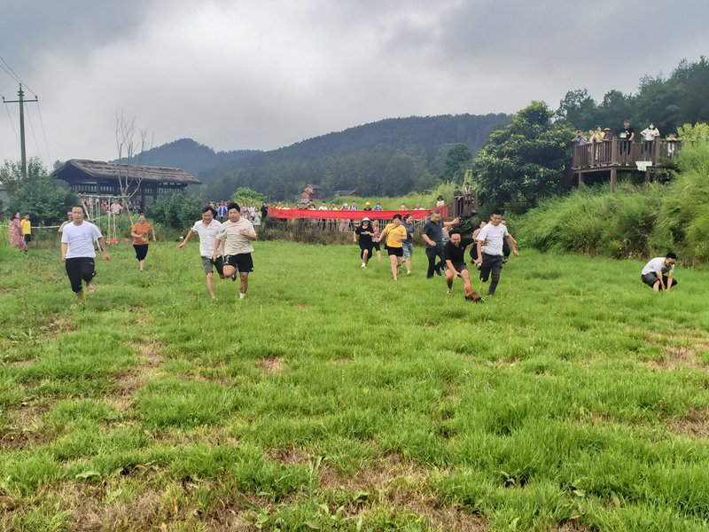 5、田间趣味活动“草地捉鸡”活动。偏坡布依族乡人民政府