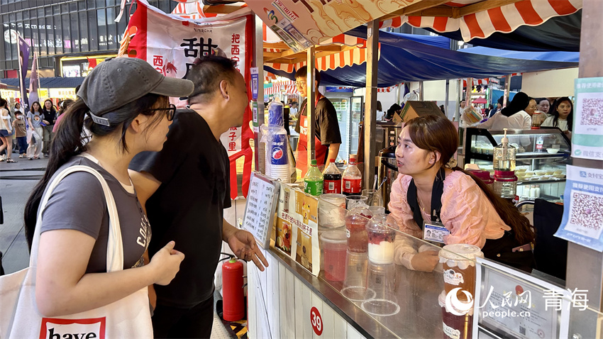 游客打卡青海特色美食。人民网 陈明菊摄