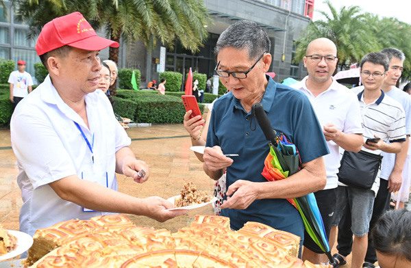 市民分享大月饼。