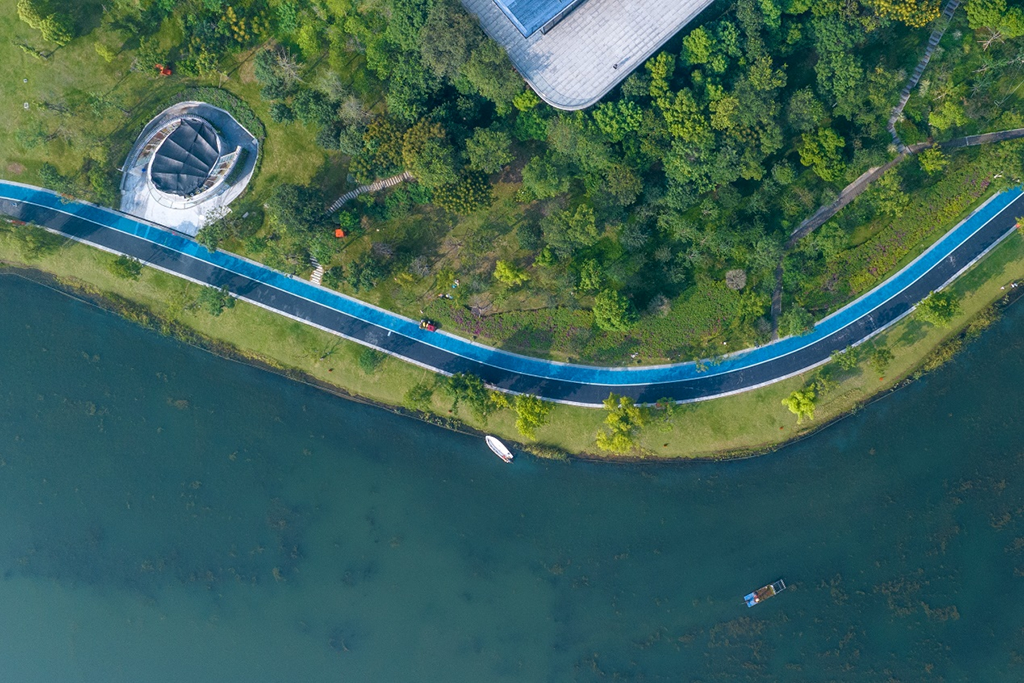 兴隆湖湿地公园沿湖跑道。 伊霄摄