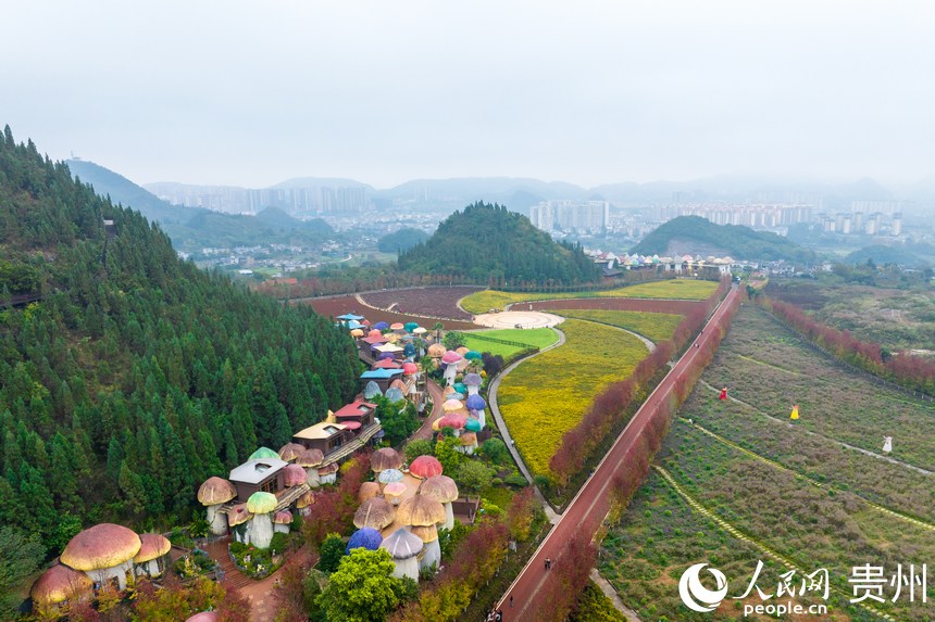 航拍贵州省黔西南州兴义市阳光谷旅游度假区。人民网记者 涂敏摄