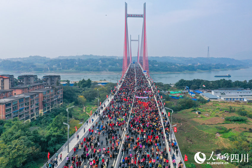 纳溪长江大桥向市民开放。牟科摄