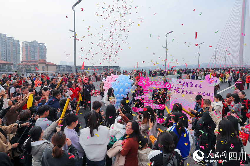 市民用“踩桥”方式庆祝大桥建成。牟科摄