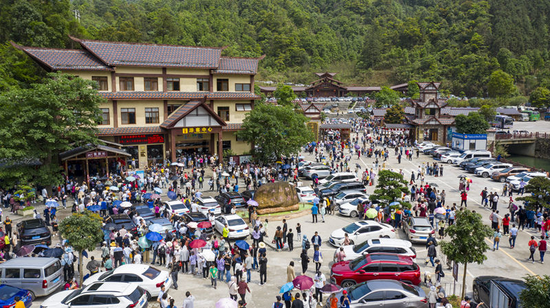 今年中秋、国庆双节叠加，平南北帝山景区游人如织。平南县委组织部供图