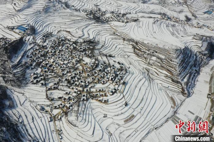 图为航拍甘肃陇南市西和县的“雪后乡村”。(资料图)张平良 摄