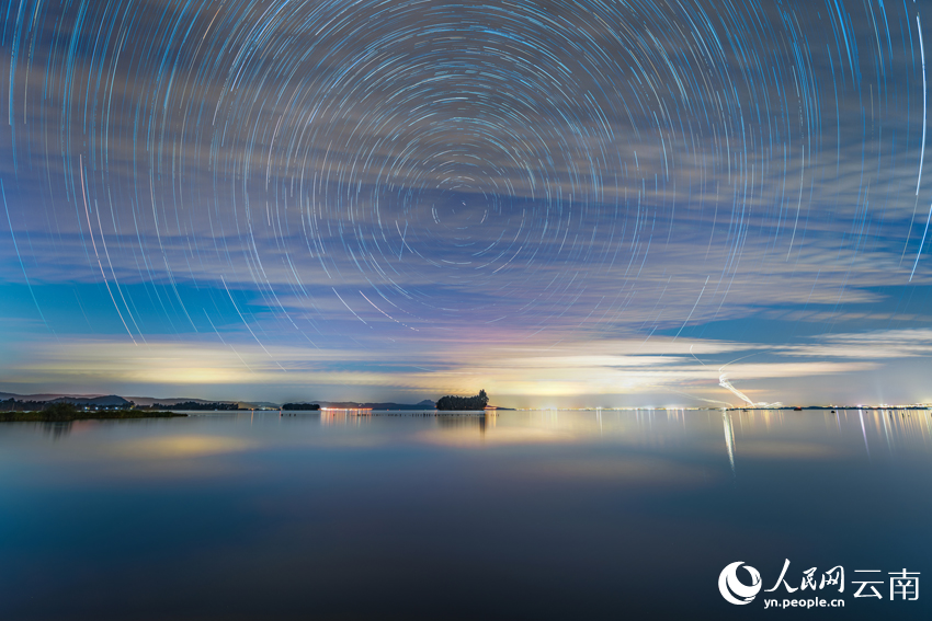 滇池夜空的星轨。宋光旭摄